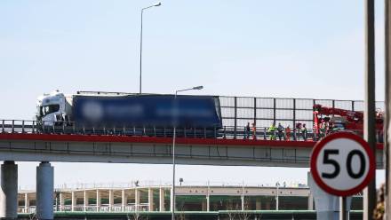  Miejsce wypadku ciężarówki na łącznicy trasy S8 z S2 w Warszawie, fot. PAP/Leszek Szymański