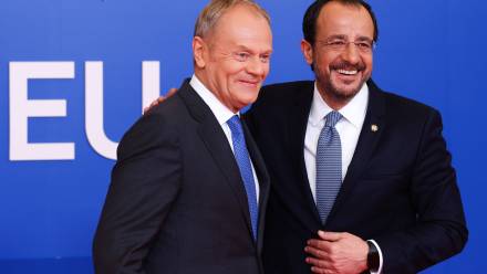 Premier Donald Tusk i prezydent Cypru Nikos Christodoulides. Fot. PAP/EPA/YVES HERMAN / POOL