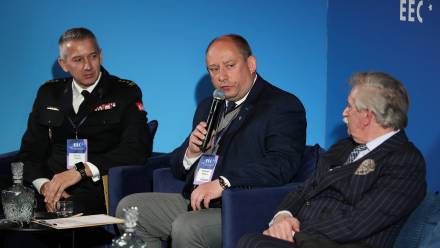 Od lewej: zastępca Śląskiego Komendanta Wojewódzkiego Państwowej Straży Pożarnej Roman Klecha, wojewoda małopolski Krzysztof Klęczar oraz wiceprezes zarządu Stowarzyszenia Euro-Atlantyckiego, gen. dyw. WP w stanie spoczynku Leon Komornicki	Fot. PAP/Łukasz Gągulski