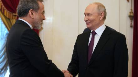 Przywódca Rosji Władimir Putin i szef MSZ Iranu Abbas Araghchi. Fot. PAP/EPA/DMITRI LOVETSKY / POOL