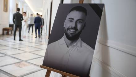 Księga kondolencyjna posła Lewicy Łukasza Litewki w Sejmie. Fot. PAP/Leszek Szymański