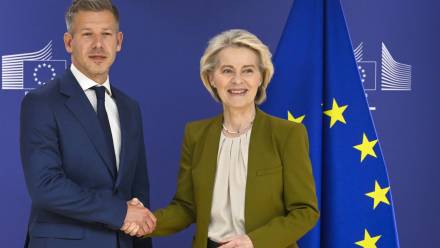 Peter Magyar i Ursula von der Leyen Fot. PAP/EPA/JOHN THYS