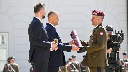 Prezydent RP Karol Nawrocki, wicepremier, minister obrony narodowej Władysław Kosiniak-Kamysz (L) oraz mianowany na stopień generała brygady, dowódca 25 Brygady Kawalerii Powietrznej płk Piotr Gołos Fot. PAP/Radek Pietruszka
