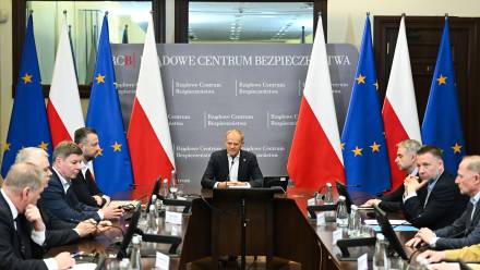 Premier Donald Tusk podczas odprawy Fot. PAP/Radek Pietruszka