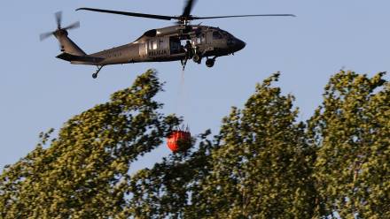 Helikopter w pobliżu miejsca pożaru lasu we wsi Międzyleś. Fot. PAP/Albert Zawada