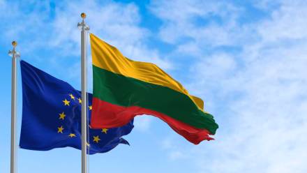 Flagi Litwy i Unii Europejskiej. Zdjęcie ilustracyjne. Fot. rarrarorro/Adobe Stock
