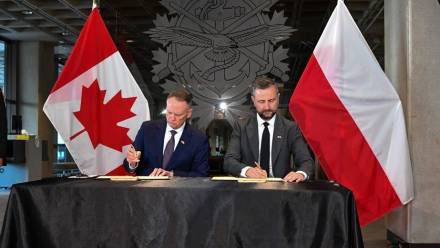 Ministrowie obrony Polski i Kanady podpisali list intencyjny ws. współpracy w ramach SAFE Fot. MON