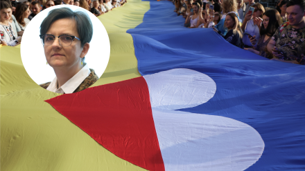  Prezeska Polskiego Forum Migracyjnego Agnieszka Kosowicz i flaga Ukrainy. Fot. PAP/Rafał Guz/Paweł Supernak