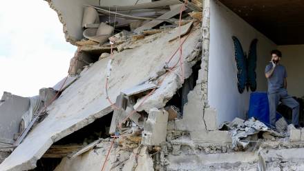Zniszczenia po izraelskim ataku lotniczym na południowe miasto portowe Tyr w Libanie. Fot. PAP/EPA/	PAP/EPA/STRINGER