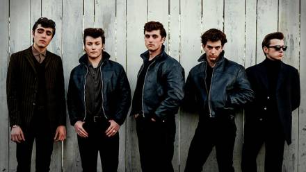 Ellis Murphy jako Paul McCartney, Patrick Gilmore jako Pete Best, Rhys Mannion jako John Lennon, Harvey Brett jako George Harrison i Louis Landau jako Stu Sutcliffe. Fot. W&B Television