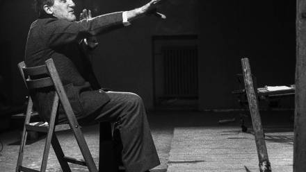 1984 r. Tadeusz Kantor podczas próby. Fot. PAP/Jerzy Ochoński