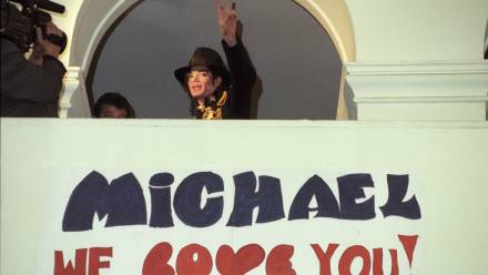 Michael Jackson z wizytą w warszawskim liceum im. Stefana Batorego Fot. PAP/Jacek Turczyk