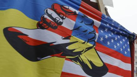 Flaga symbolizująca pomoc USA dla Ukrainy Fot. PAP/EPA/SERGEY DOLZHENKO