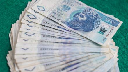 Banknoty. Fot. PAP/	Szymon Pulcyn
