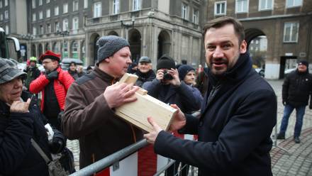 Prezydent Krakowa Aleksander Miszalski podczas rozdawania domków dla ptaków z okazji Walentynek w Krakowie Fot. PAP/Łukasz Gągulski