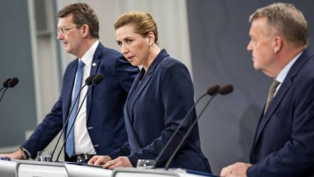 Premier Mette Federiksen (w środku), ministter obrony Troels Lund Poulsen (z lewej) i szef duńskiej dyplomacji Lars Loekke Rasmussen, fot. PAP/EPA/RITZAU SCANPIX/Ida Marie Odgaard