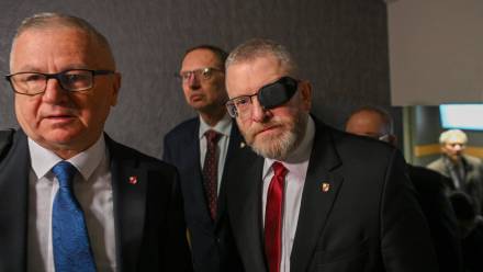 Prezes Konfederacji Korony Polskiej, europoseł Grzegorz Braun oraz posłowie ugrupowania Włodzimierz Skalik i Roman Fritz. Fot. PAP/Marcin Obara