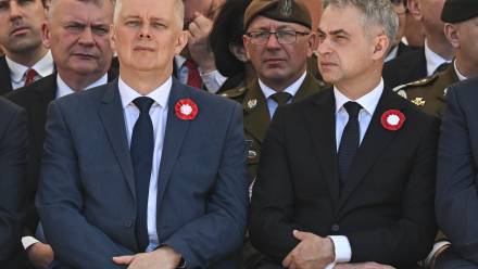Tomasz Siemoniak i Krzysztof Gawkowski podczas uroczystości na Placu Zamkowym w Warszawie Fot. PAP/Radek Pietruszka