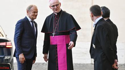 Premier Donald Tusk i prefekt Domu Papieskiego abp Petar Rajic. Fot. PAP/Radek Pietruszka