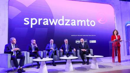 Od lewej: redaktor naczelny Polskiego Radia Paweł Majcher, dyrektor generalny Telewizji Polskiej Tomasz Sygut, wiceminister cyfryzacji Paweł Olszewski, wicepremier i minister cyfryzacji Krzysztof Gawkowski, dyrektor generalny Polskiej Agencji Prasowej Marek Błoński oraz dziennikarka Beata Tadla. Fot. PAP/Leszek Szymański