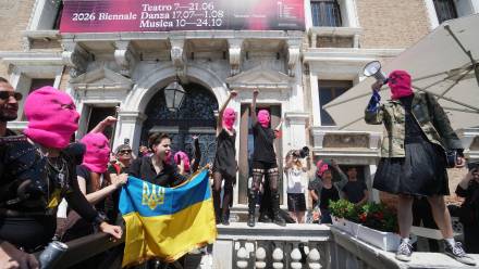 Manifestacje w Wenecji przeciwko obecności Rosji na Biennale Sztuki. Fot. PAP/EPA/ANDREA MEROLA
