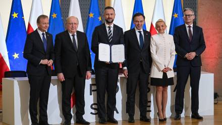 Umowa dot. programu SAFE podpisana. Fot. PAP/Marcin Obara