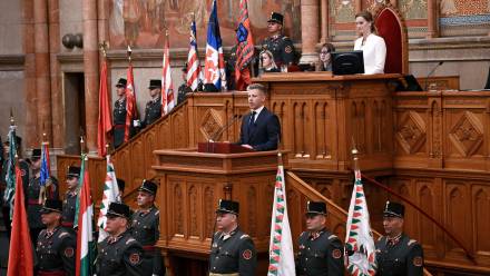 Peter Magyar w węgierskim parlamencie, fot. PAP/EPA/MTI/Tibor Illyes