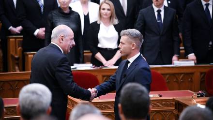 Tamas Sulyok i Peter Magyar w węgierskim parlamencie, fot. PAP/EPA/MTI/TAMAS PURGER