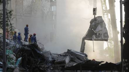 Zniszczenia po rosyjskim ataku z 14 maja Fot. PAP/EPA/SERGEY DOLZHENKO