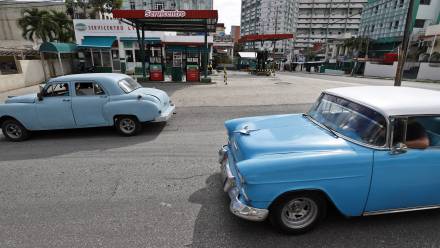 Samochody na ulicach Hawany, stolicy kraju, fot. PAP/EPA/EFE/Ernesto Mastrascusa