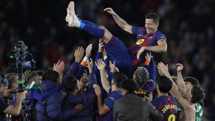Pożegnanie Roberta Lewandowskiego na stadionie Camp Nou. Fot. PAP/EPA/MARTA PEREZ 
