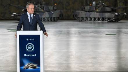 Premier Donald Tusk przemawia na terenie WZL w Dęblinie, fot. PAP/Wojtek Jargiło