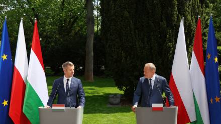 Premier RP Donald Tusk (P) i premier Węgier Peter Magyar (L). Fot. PAP/Paweł Supernak
