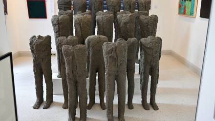 Konstrukcja "Bambini" autorstwa Magdaleny Abakanowicz zaprezentowana na wystawie przedaukcyjnej w Domu Aukcyjnym Polswiss Art w Warszawie, 26 bm. (rp/mgut) PAP/Radek Pietruszka