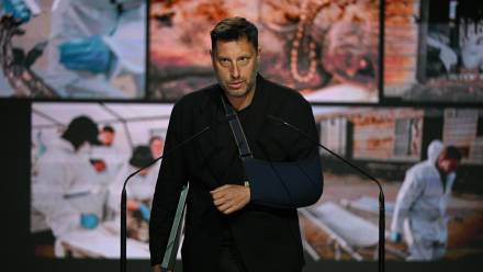 Fotoreporter Wojciech Grzędziński podczas gali finałowej XXII Ogólnopolskiego Konkursu Forografii Reporterskiej Grand Press Photo 2026. Fot. PAP/Marcin Obara