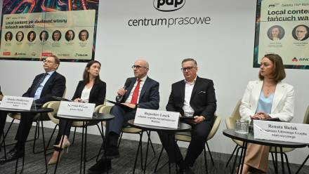  Prezes PGE Dariusz Lubera (L), rzeczniczka prasowa Grupy Apator Monika Pietkiewicz (2L), prezes Orlenu Ireneusz Fąfara (3L), członek zespołu zarządzającego Holcim Bogusław Lasek (4L), wiceprezes GUS Renata Bielak (5L) Fot. PAP/Piotr Nowak