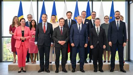 W pierwszym rzędzie: wicepremier, szef MON Władysław Kosiniak-Kamysz (P), minister obrony Szwecji Pal Johnson (2P), premier Polski Donald Tusk (3P), premier Szwecji Ulf Kristersson (3L) oraz wicepemier, szef MSZ Radosław Sikorski (2L). Fot. PAP/Marcin Gadomski