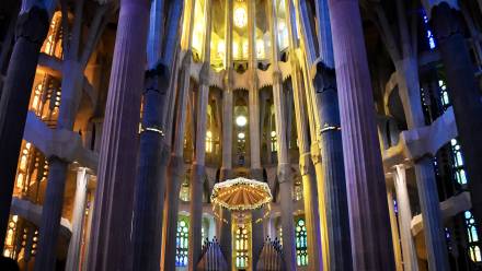 Wnętrze Sagrada Familia. Źródło Wkipedia Commons/Julian Lupyan