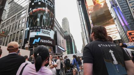 Elon Musk na telebimie wygłasza przemówienie przed debiutem swojej firmy na giełdzie Nasdaq w Nowym Jorku. Fot. PAP/EPA/	PAP/EPA/SARAH YENESEL