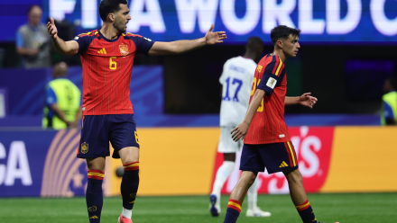 Piłkarze reprezentacji Hiszpani: Mikel Merino i Pedri. Fot. PAP/EPA/RONALD WITTEK