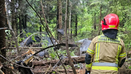 Miejsce odnalezienia wraku śmigłowca Robinson na zboczach góry Lubogoszcz w Beskidzie Wyspowym. Fot. PAP/KW PSP w Krakowie