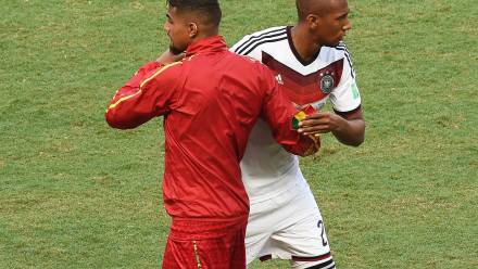 Kevin Prince Boateng (po lewej, grał dla Ghany) wita swojego brata Jerome'a ​​Boatenga (po prawej, grał dla Niemiec) na MŚ 2014 w Brazylii. Fot. PAP/EPA/MARCUS BRANDT