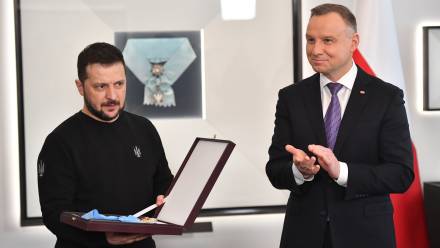 Warszawa, 05.04.2023 r. Wizyta oficjalna Prezydenta Ukrainy w Polsce. Prezydent RP Andrzej Duda (P) i prezydent Ukrainy Wołodymyr Zełenski (L) podczas spotkania w Pałacu Prezydenckim Fot. PAP/Radek Pietruszka
