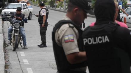 Policja w Ekwadorze, fot. PAP/EPA/EFE/CARLOS DURAN ARAUJO
