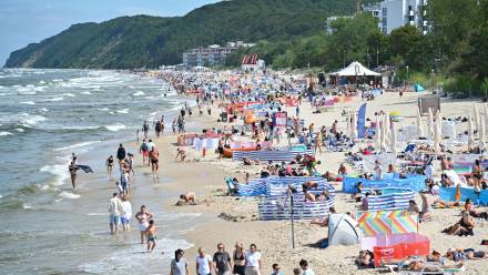 Plaża w wakacje Fot. PAP/Marcin Bielecki