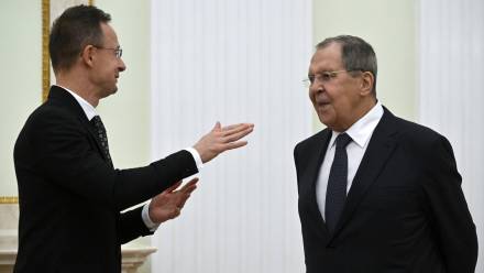 Peter Szijjarto i Siergiej Ławrow. Fot. PAP/EPA/ALEXANDER NEMENOV / POOL