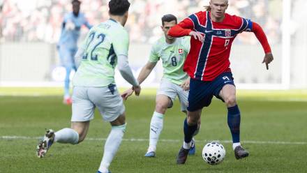 Erling Haaland (z prawej) i Szwajcar Fabian Rieder (z lewej) podczas towarzyskiego meczu Norwegia-Szwacjaria fot. PAP/EPA/KEYSTONE/CYRIL ZINGARO