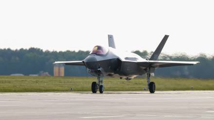 F-35 w 32. Bazie Lotnictwa Taktycznego w Łasku, fot. PAP/Marian Zubrzycki