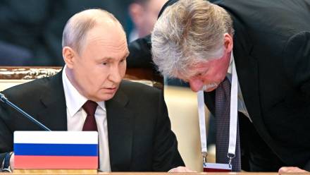 Władimir Putin i rzecznik Kremla Dmitrij Pieskow, fot. PAP/EPA/SPUTNIK POOL/SERGEY BOBYLEV/KREMLIN / POOL