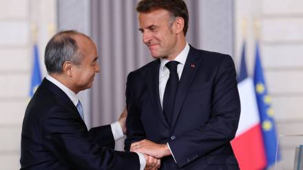 Prezydent Francji Emmanuel Macron i dyrektor generalny SoftBanku. Fot. PAP/EPA/LUDOVIC MARIN / POOL